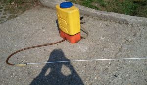 Az igazi klasszikus háti permetező (még édesapámtól örököltem meg), amire jó rátennia  2 méteres szárat, hogy a magasabb fák ágait is elérjük