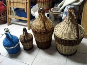 Demizson készlet a pincében (a bal szélső kék...