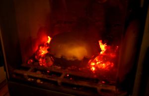 A kályhában, a parázs körül sül a kenyér (bocsánat, sült, múlt idő)