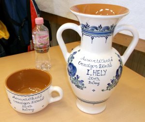 Természetesen az ásványvíz csak ráadás. A nagy kupát az iskola kapta, a kicsiből pedig minden csapattag...