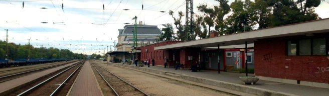 A Királyi váróterem mellett eltörpülnek az egyéb épületek