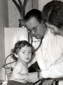 Szerdahelyi Ferenc főorvos beteget vizsgál az 1960-as években