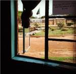 Zambia lobogója a kalenei kórház előtt, a női osztály irodájából kitekintve