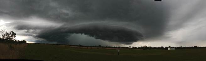 A táguló és darabjaira szakadó felhőkör. Dániel mutatja a vihar mozgásának irányát. (klikk: nagyfelbontás)