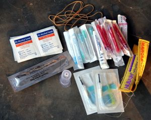 Swab (fertőtlenítő kendő), vacutainer harang, torniquette (érszorító) és injekciós tűk